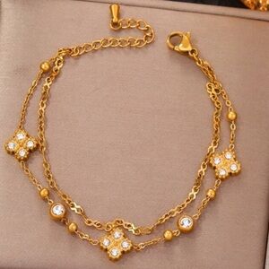 NWOT 18k gold plated stainless steel clover double bracelet, adjustable